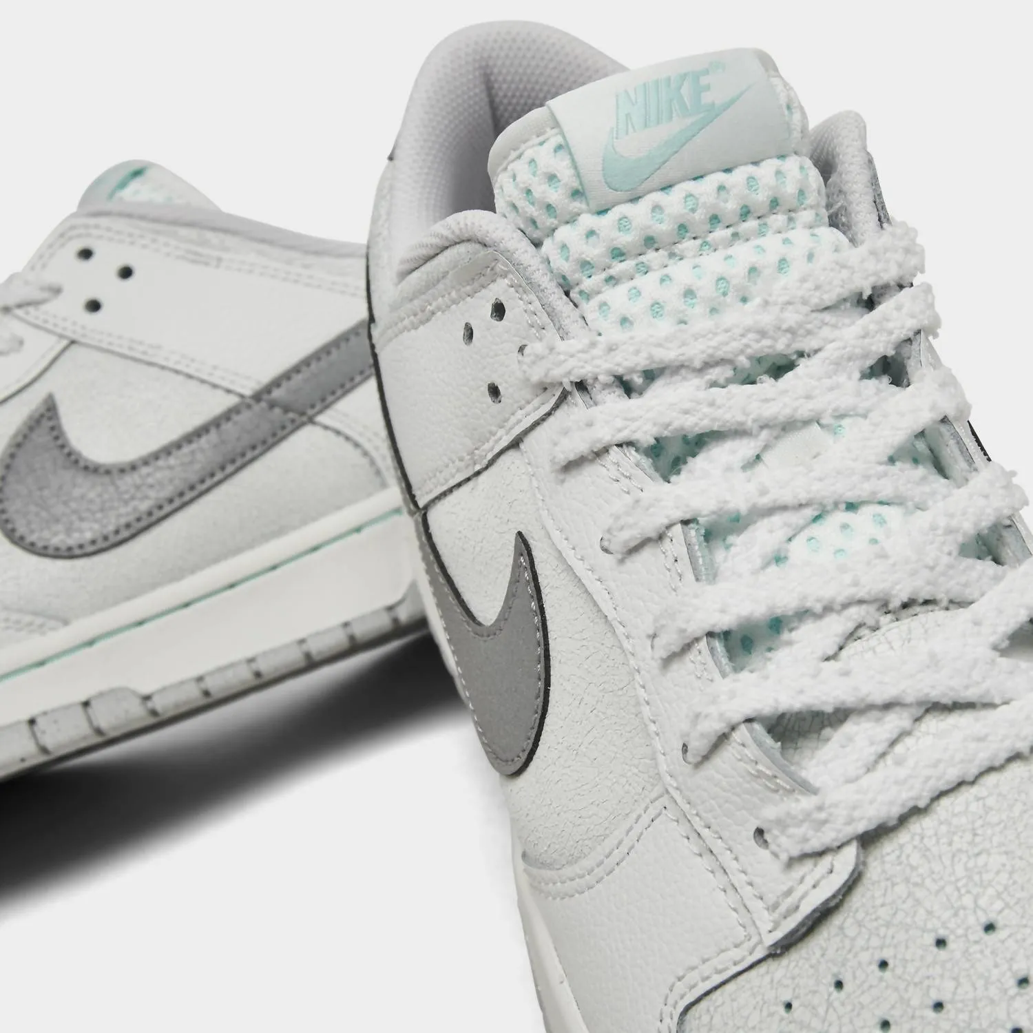 Men's Dunk Low Retro Se Shoes In Glacier Ice/metallic Silver/summit White