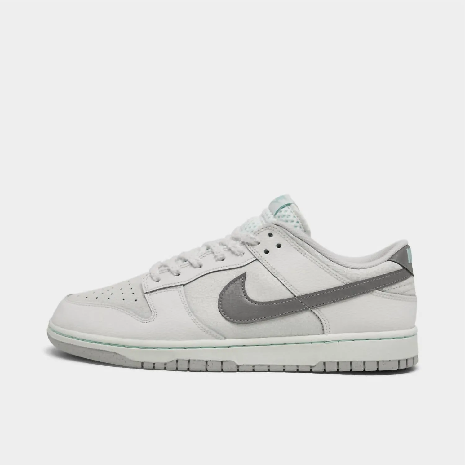 Men's Dunk Low Retro Se Shoes In Glacier Ice/metallic Silver/summit White