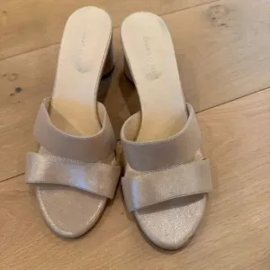 Women Blake Sandal In Metallic Beige