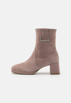 Women's Comfort Classic Ankle Boots In Dark Rose Tan