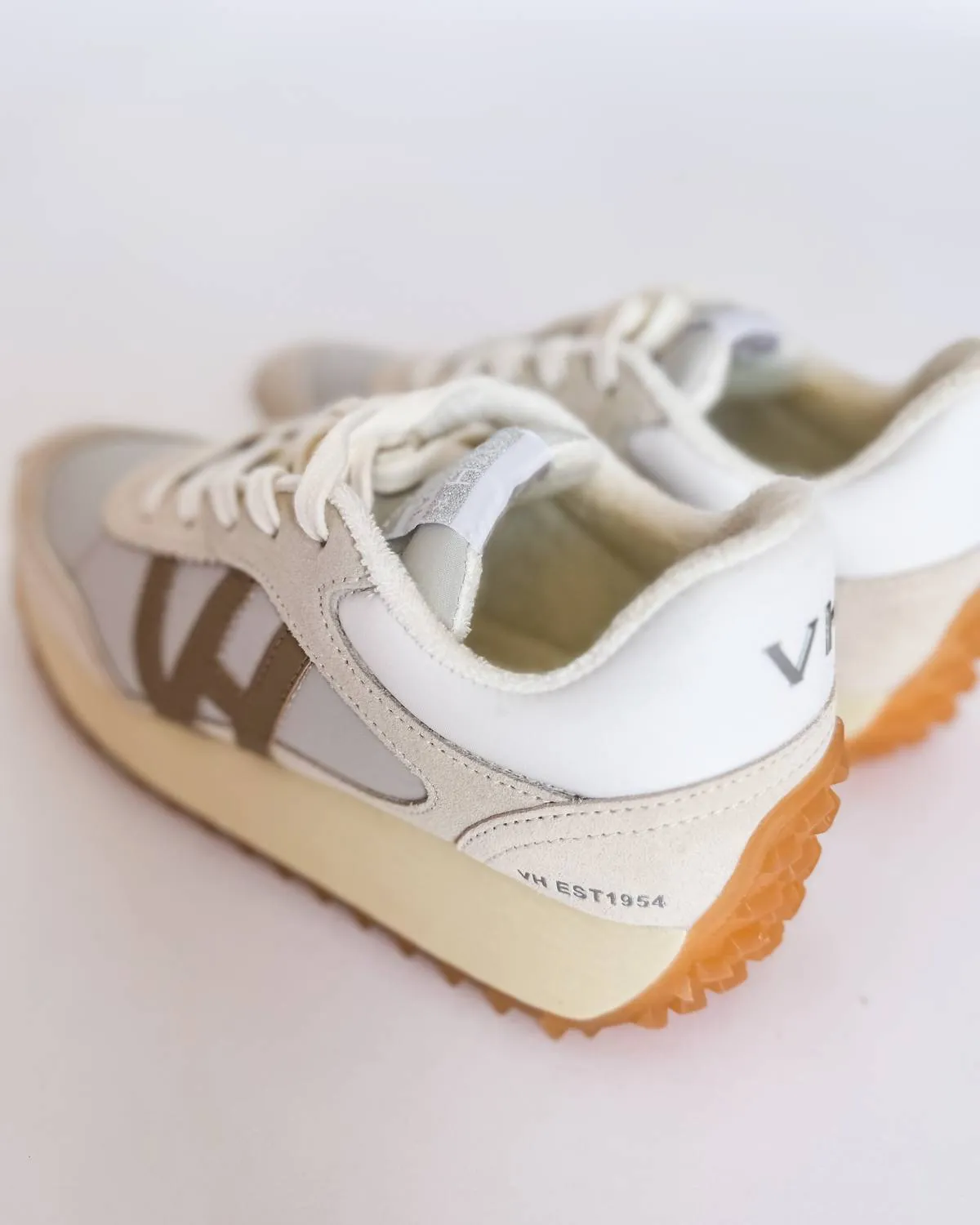 Women's Cosmic 15 Sneakers In White Pebble Taupe